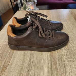 Vionic Lucas II lace-up sneaker with a leather upper removable EVA footbed